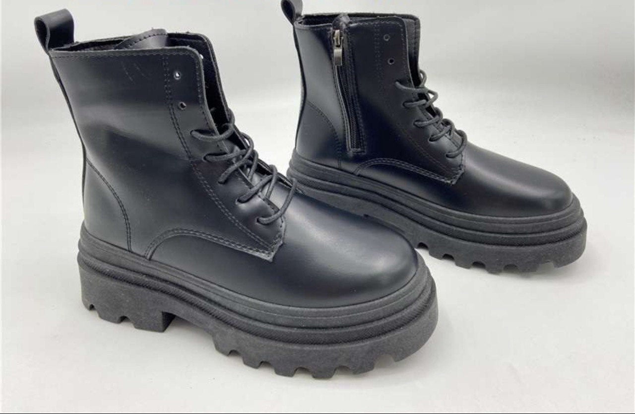 Walia Black Combat Boots for Women, Platform Lug Sole, Lace-up Military Style Ankle Boots